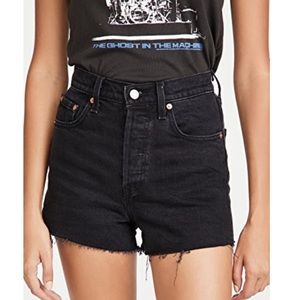 Levi’s- NWT Black Ribcage Denim High Waist Shorts. Size 25